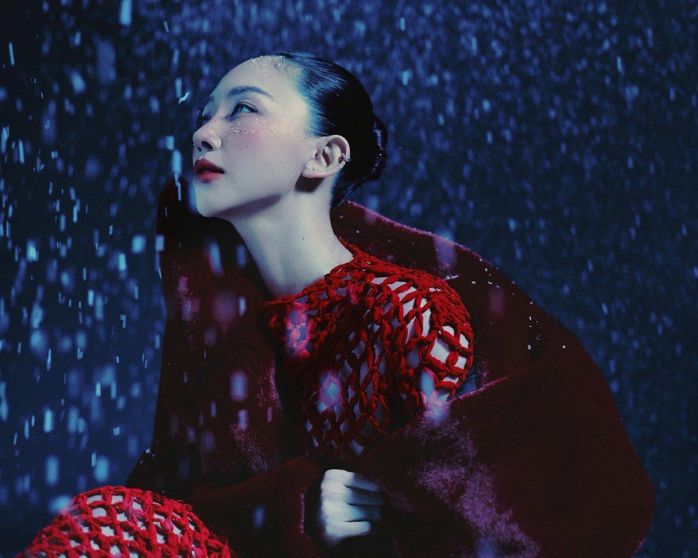 Tóc Tiên diện trang phục của thương hiệu Das Lavie, Bonjour trong bộ ảnh "cập nhật giao diện" dịp Noel 2025, thực hiện bởi Giám đốc Sáng tạo Kelbin Lei.