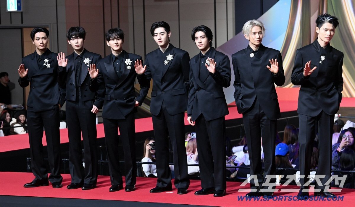 BOYNEXTDOOR, ENHYPEN, RIIZE, ENHYPEN, TXT đổ bộ với Âu phục tông đen như hoàng tử, "chú rể" trên thảm đỏ. Riêng TREASURE "chơi trội" một chút với đồ da tông nâu đỏ, đứng im thì "swag", cử động là loi nhoi không để đâu hết quậy.