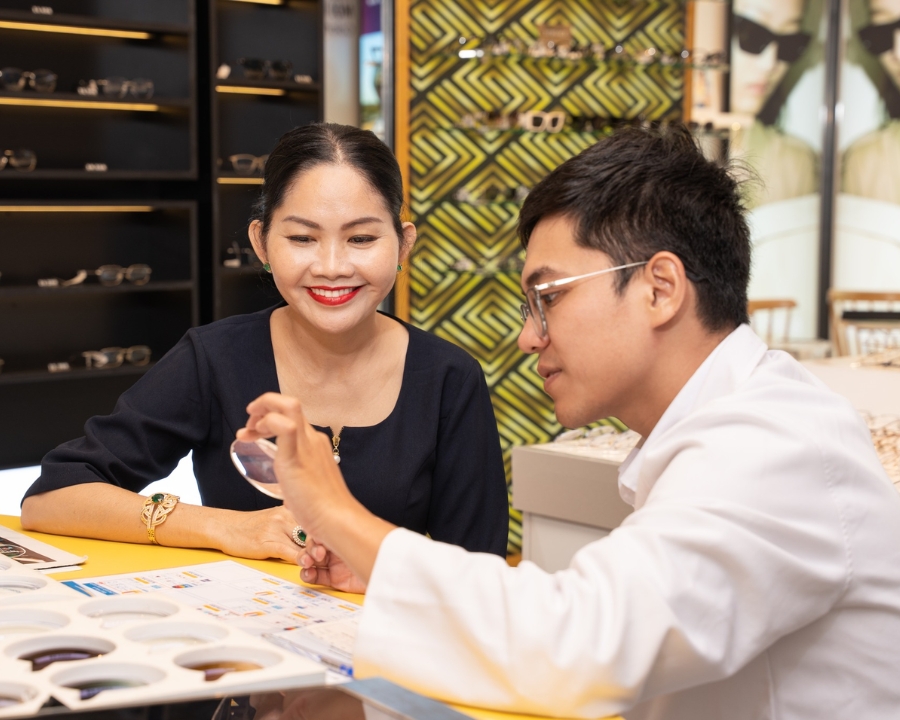 Mọi cặp tròng kính Essilor chính hãng trước khi xuất xưởng đều được kiểm tra kỹ lưỡng trước khi mài lắp