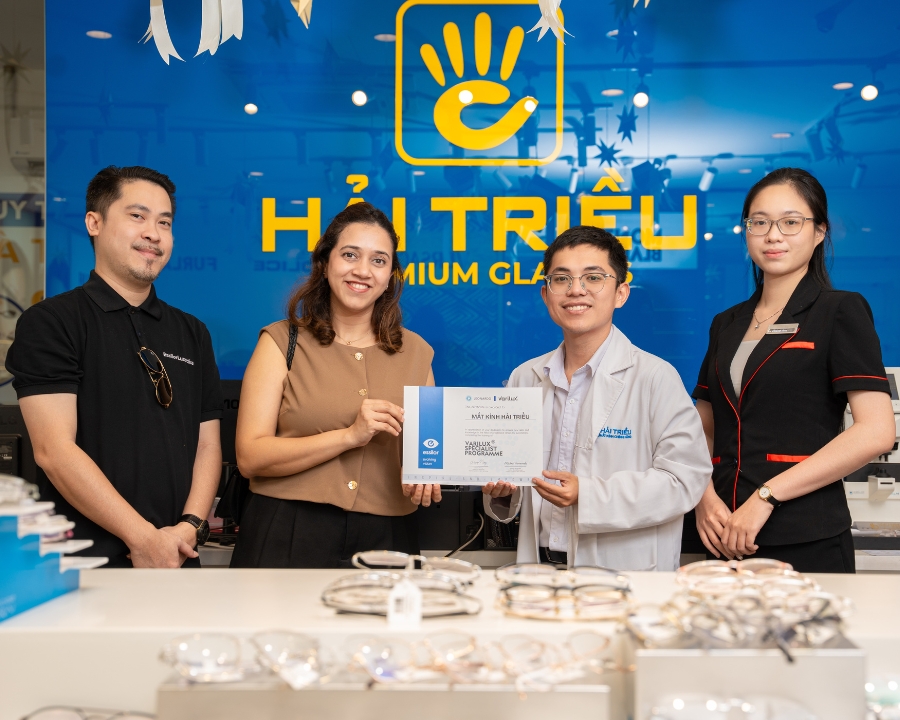 Đại diện cấp cao từ tập đoàn EssilorLuxottica (Bên trái - Giám Đốc Marketing) và Bà Mishna (Giám Đốc Sản Phẩm Kính Đa Tròng - khu vực Đông Nam Á và Hàn Quốc) ghé thăm showroom Kính Hải Triều