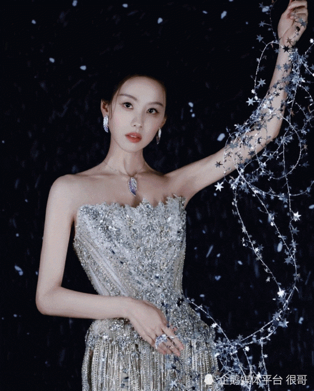 'Ngôi sao' nữ nào mặc đẹp nhất 'Lễ trao giải Tencent Video All Star Awards 2025'? - 4