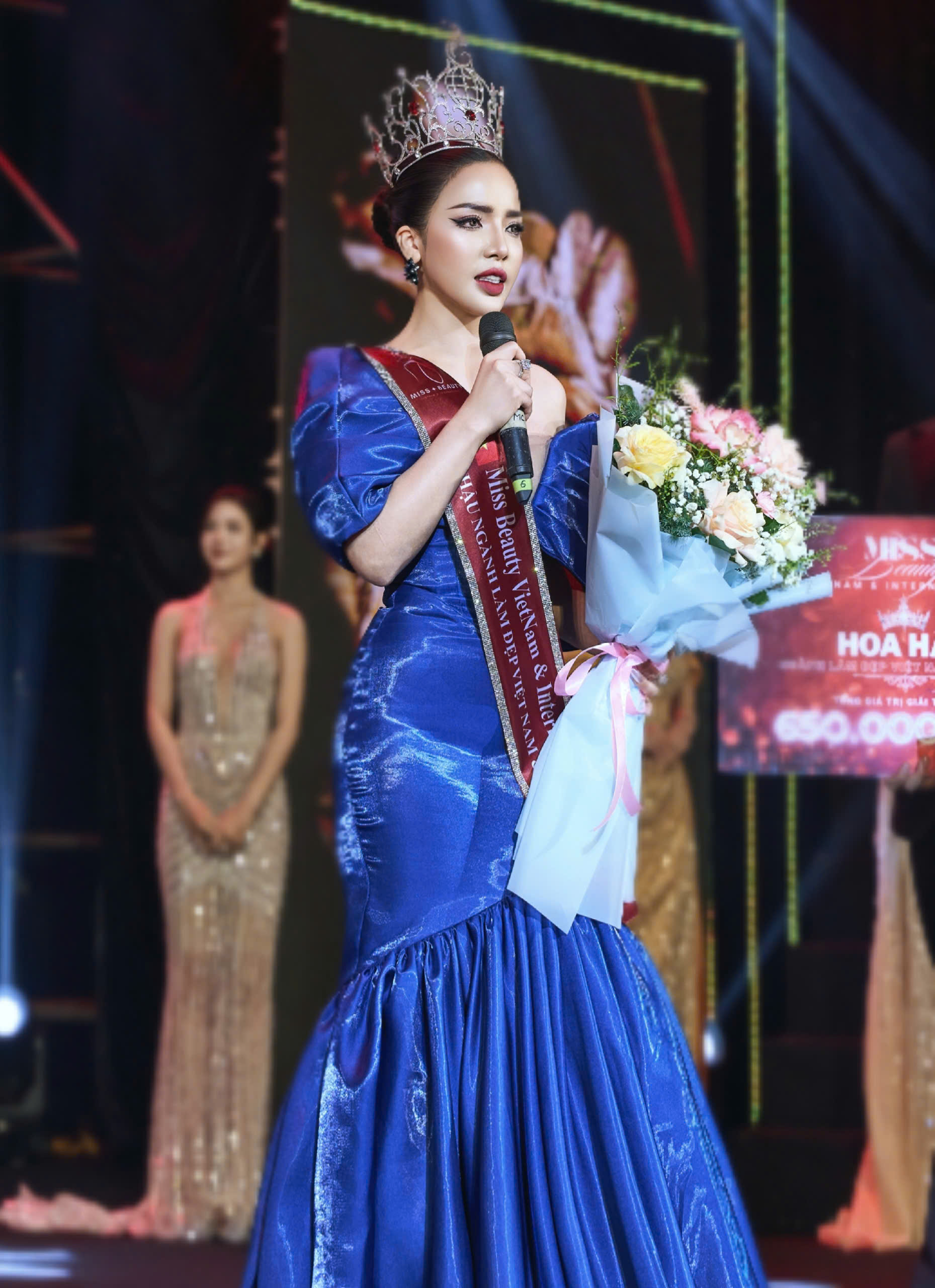 Đỗ Ngọc Hà trong phần thi ứng xử đã chạm tới hơn 2 triệu trái tim khán giải theo dõi chương trình bằng sự rung cảm, chân thật và những giọt nước mắt.