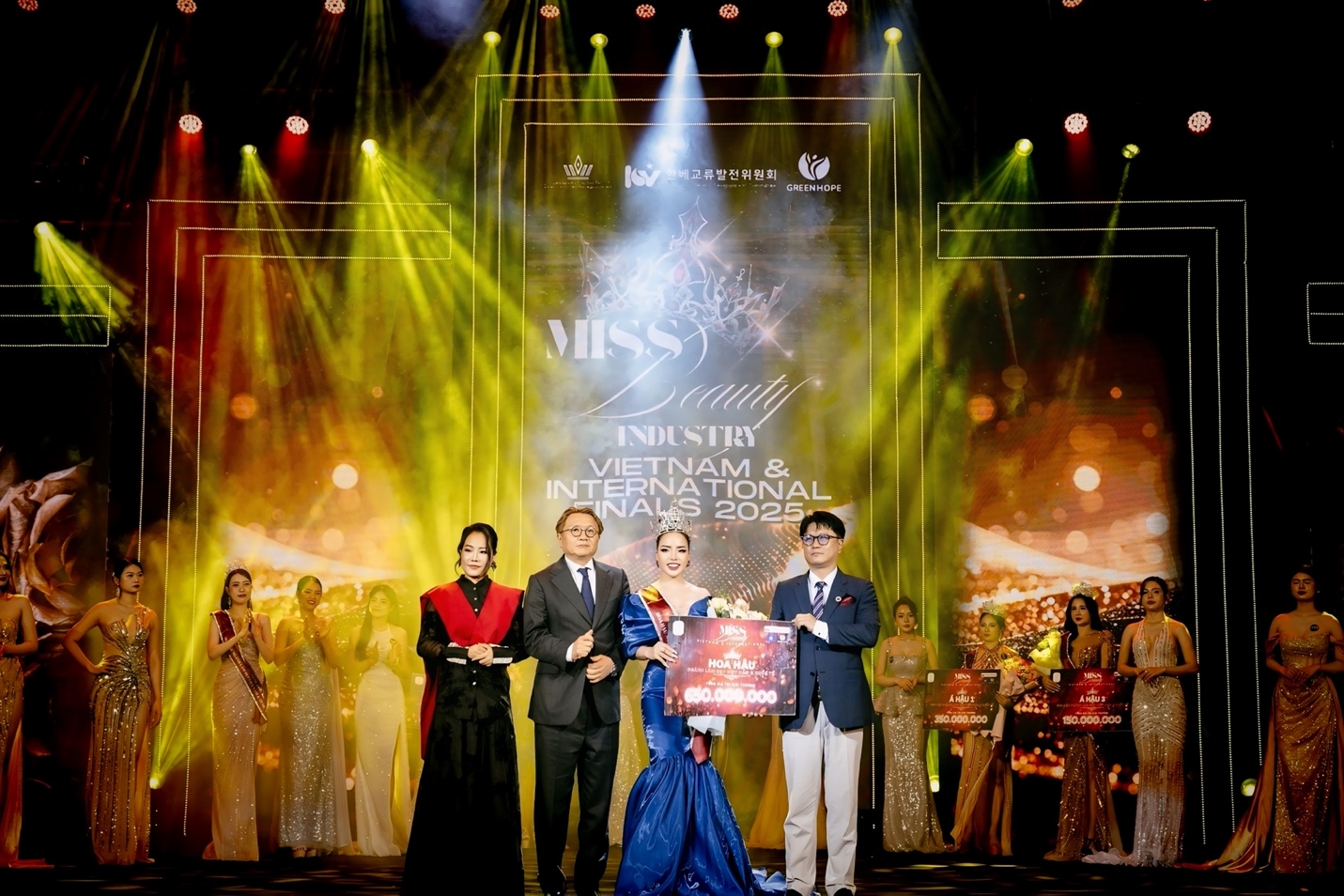 Bà Nguyễn Thị Nhị - Trưởng Ban Tổ chức, Viện trưởng Viện Nghiên cứu Đào tạo và Phát triển Thương hiệu Quốc gia (Việt Nam); Ngài Lee Jongil - Chủ tịch Ủy ban Hợp tác và phát triển Hàn - Việt (Hàn Quốc); Ngài Yoshida Satoru - Đại diện Liên minh các doanh nghiệp Nhật Bản (Nhật Bản) trao vương miện Hoa hậu Ngành Làm đẹp Việt Nam &amp; Quốc tế 2025 cho Tân hoa hậu Đỗ Ngọc Hà.