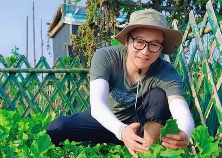 Cao Hổ quyết định rời xa đô thị, về quê trồng rau, đi giao hàng.