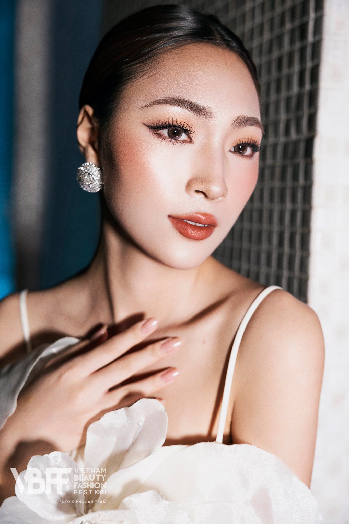 Fanpage Miss World Vietnam vừa công bố Bùi Thu Thủy đang tạm nằm trong top 3 bảng xếp hạng Top Model by Fan Vote. Đứng đầu bảng xếp hạng này đang là Lê Hà Trang - nữ giảng viên đại học quê Thanh Hóa.