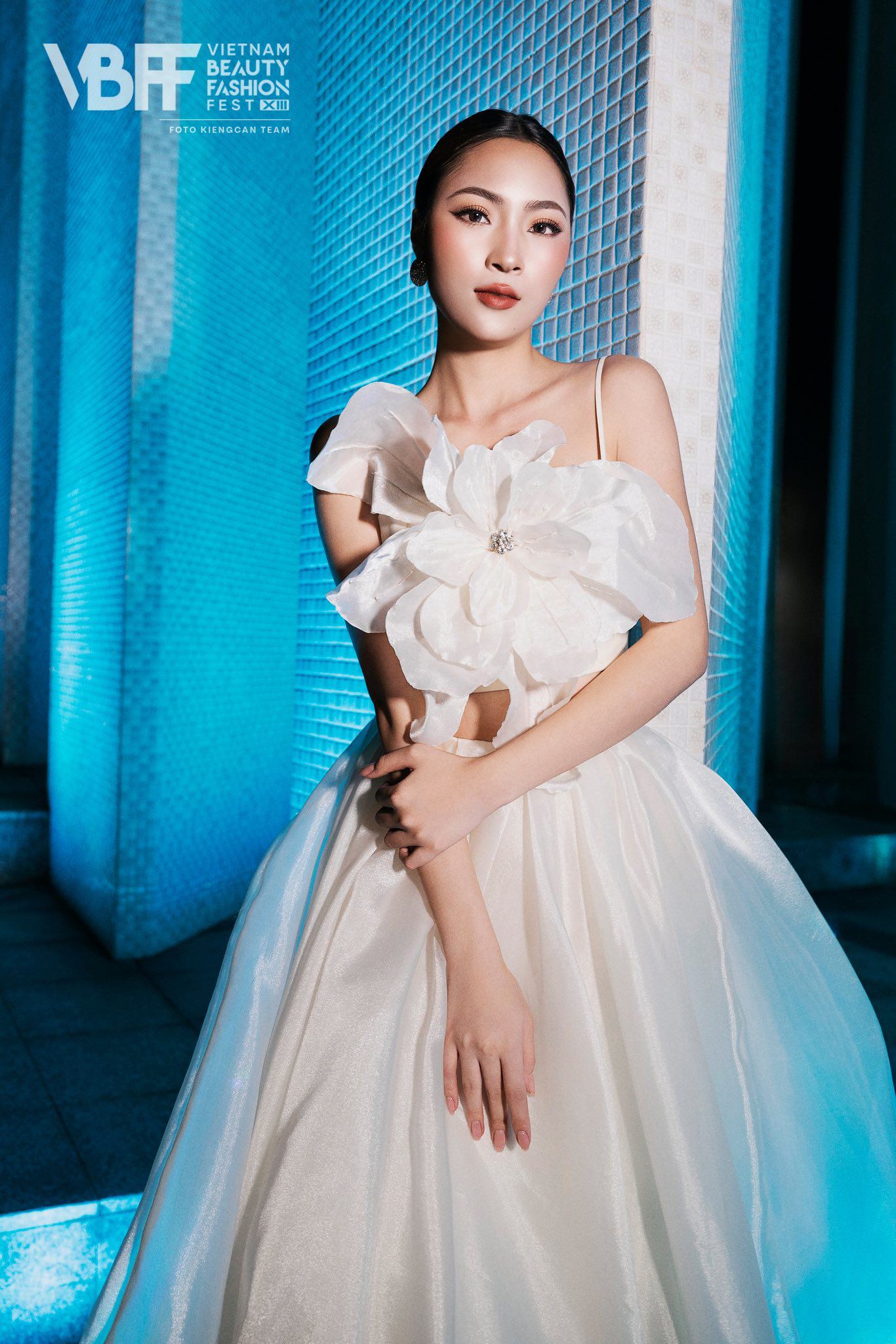 Fanpage Miss World Vietnam vừa công bố Bùi Thu Thủy đang tạm nằm trong top 3 bảng xếp hạng Top Model by Fan Vote. Đứng đầu bảng xếp hạng này đang là Lê Hà Trang - nữ giảng viên đại học quê Thanh Hóa.