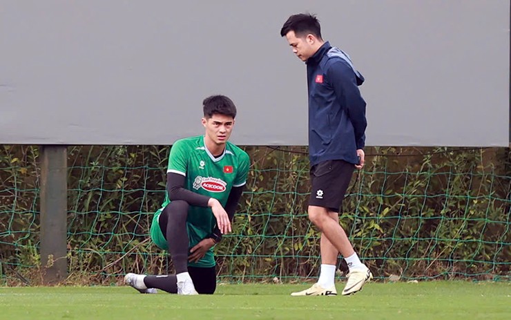 Thủ thành Trung Kiên bị đau nhẹ và phải tập riêng.