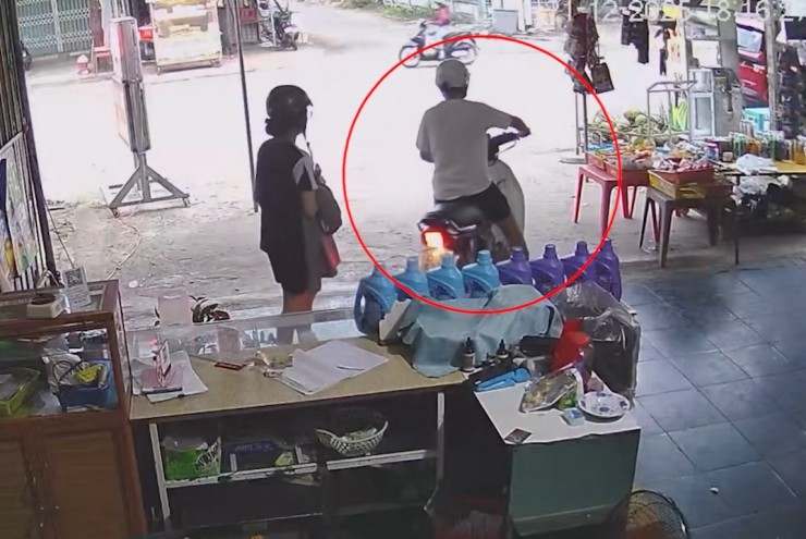 Clip: Cười chảy nước mắt với anh chồng vô tư phóng xe bỏ quên vợ ở tiệm tạp hóa