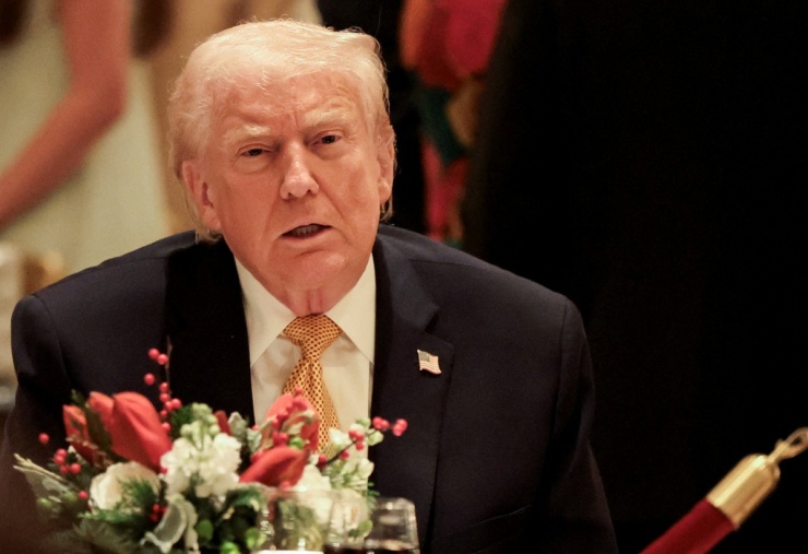 Tổng thống Mỹ Donald Trump dự tiệc tối đêm Giáng sinh ở khu nghỉ dưỡng Mar-a-Lago, Palm Beach, bang Florida, ngày 24/12/2025. Ảnh: Reuters