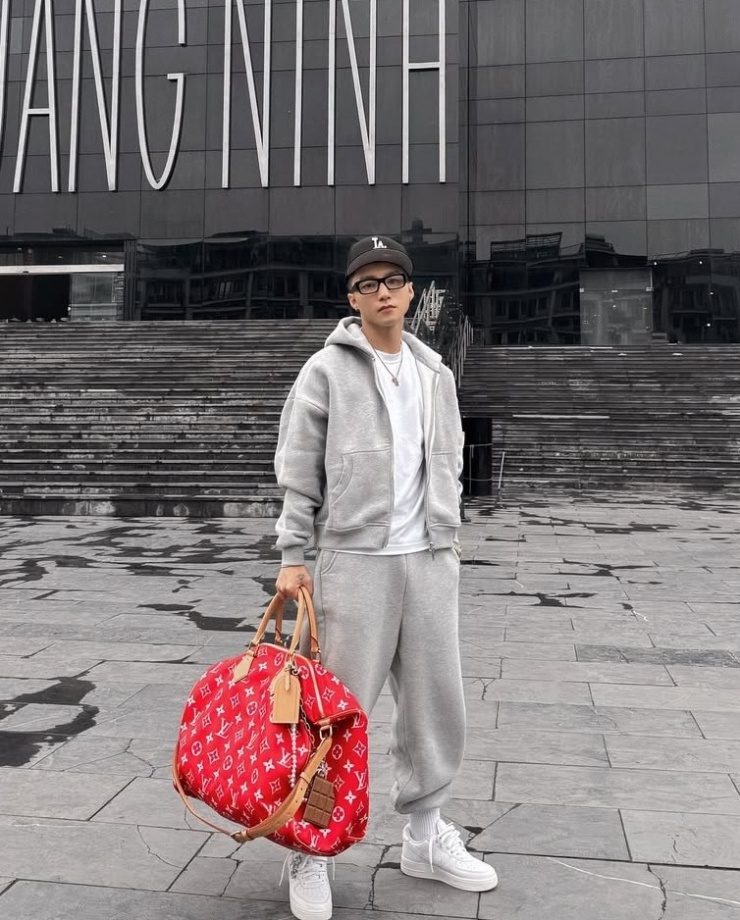 Sơn Tùng M-TP diện mốt váy trùm quần, biểu diễn ở Hà Nội hôm 11/10. Video: YouTube son998xz