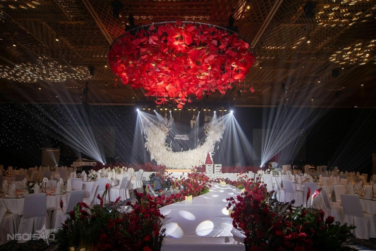 Tiệc cưới 'cánh đồng hoa' của Đoàn Minh Tài - Sunny Đan Ngọc - 1