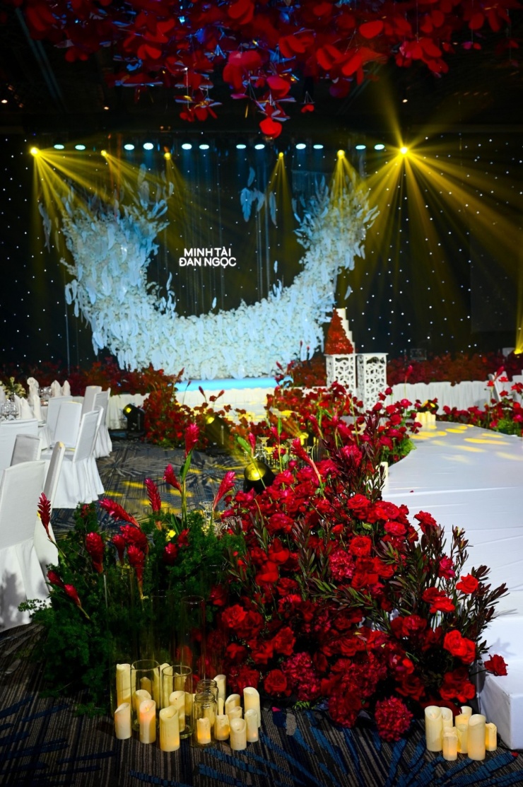 Tiệc cưới 'cánh đồng hoa' của Đoàn Minh Tài - Sunny Đan Ngọc - 2