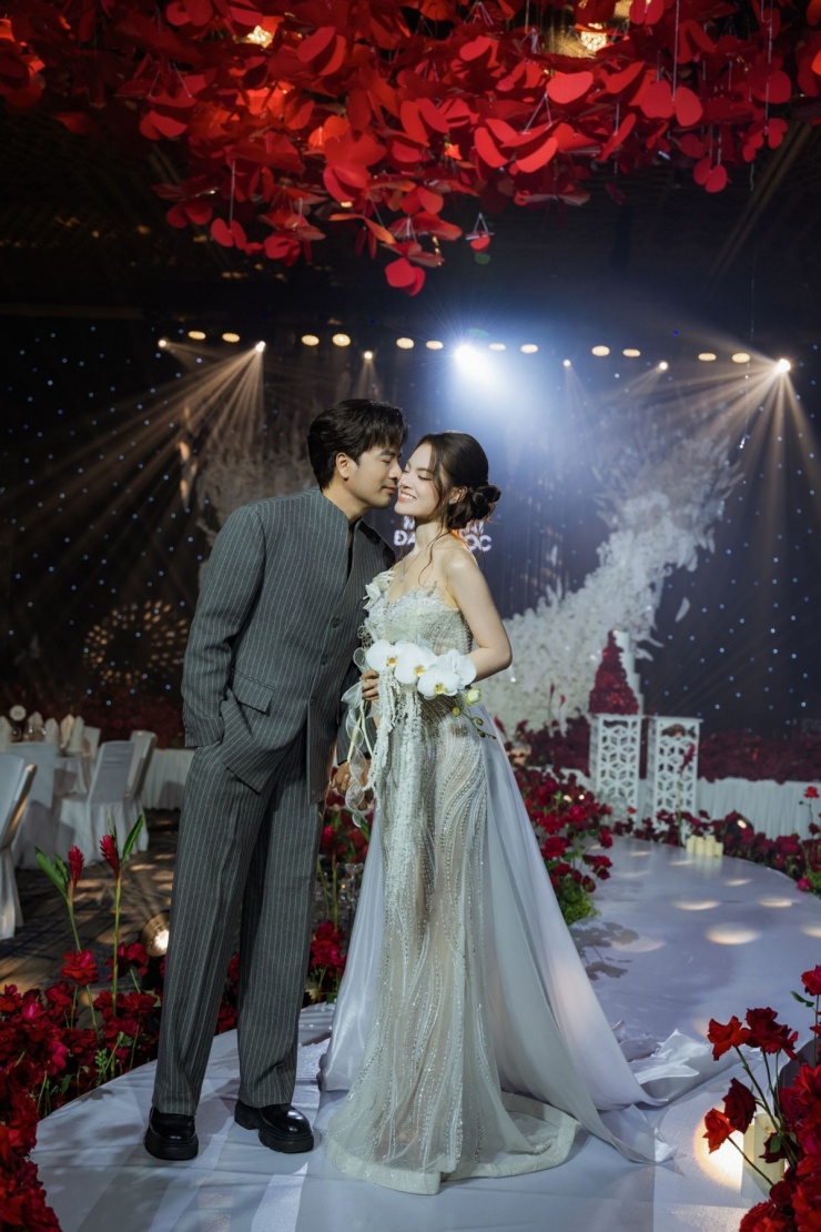 Tiệc cưới 'cánh đồng hoa' của Đoàn Minh Tài - Sunny Đan Ngọc - 5