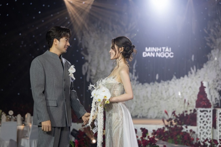 Tiệc cưới 'cánh đồng hoa' của Đoàn Minh Tài - Sunny Đan Ngọc - 6