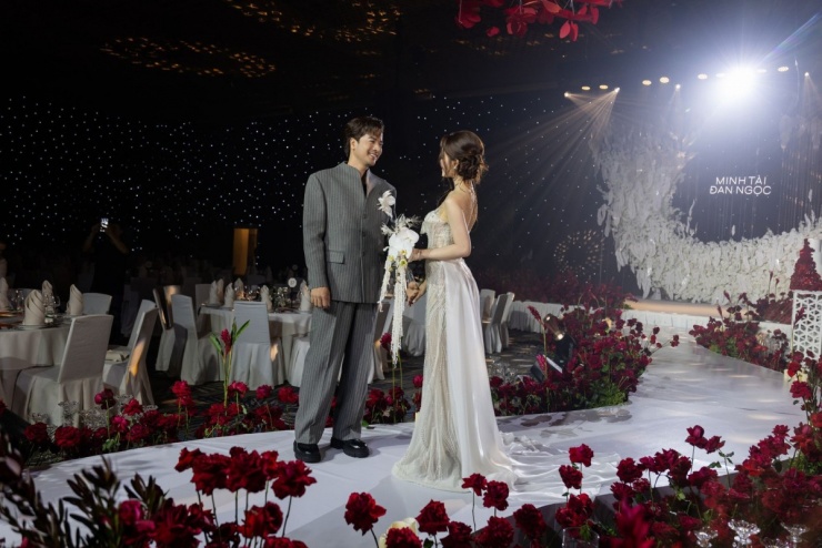 Tiệc cưới 'cánh đồng hoa' của Đoàn Minh Tài - Sunny Đan Ngọc - 4