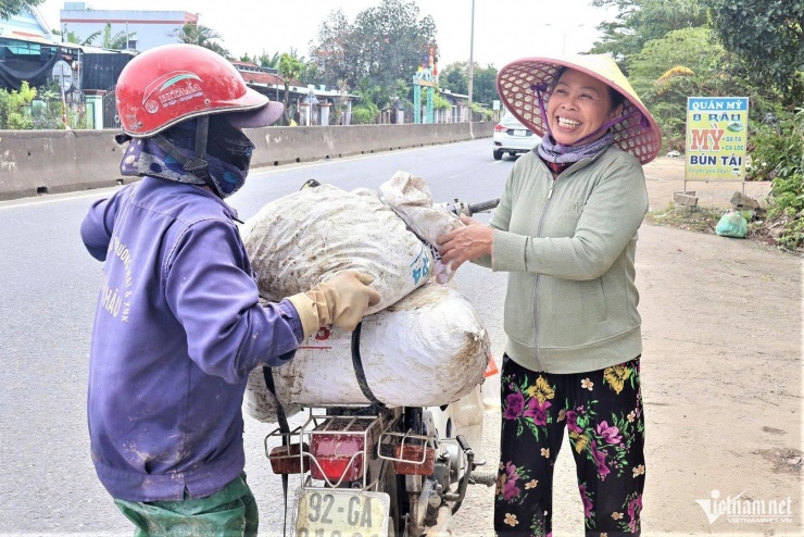 Thương lái thu mua ốc bươu vàng trực tiếp bên đường, giúp người dân bán được tiền ngay sau khi bắt