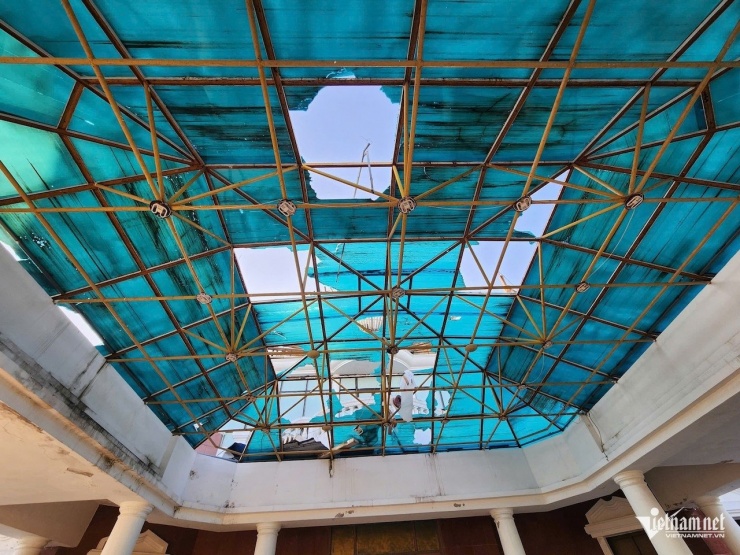 Những tấm kính đắt tiền đã bị thủng lỗ chỗ, khiến công trình nhuốm vẻ hoang tàn.