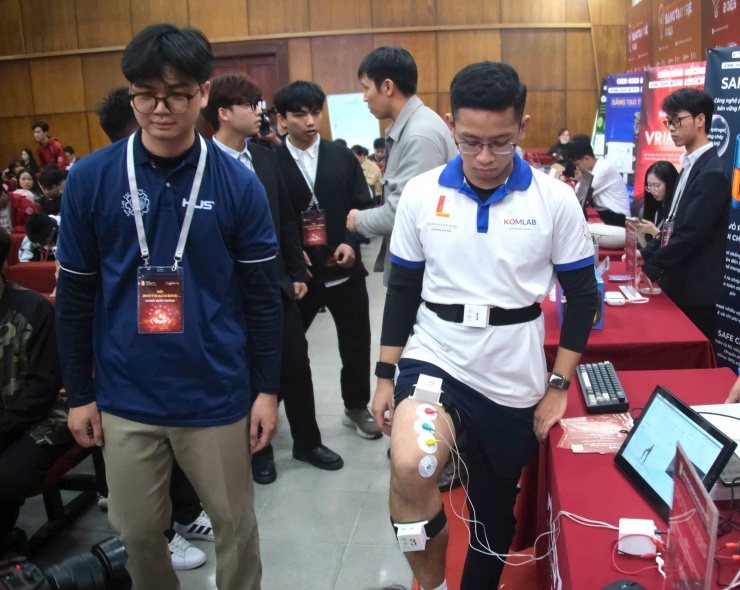 Sinh viên sáng chế hệ thống phục hồi cho người đột quỵ giá 100 triệu đồng - 2