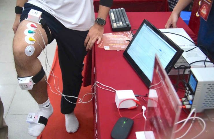 Nhóm sinh viên mô phỏng hệ thống&nbsp;ReTrack tại chung kết Sáng tạo trẻ. Ảnh Ngọc Trang