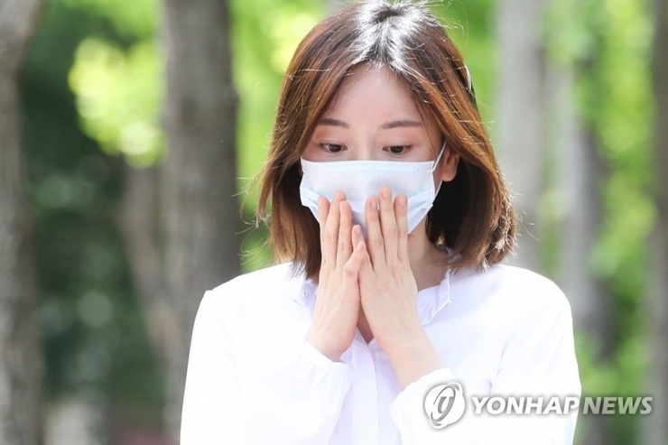 Hwang Hana bị bắt giữ sau thời gian lẩn trốn ở nước ngoài. Ảnh: Yonhap News.