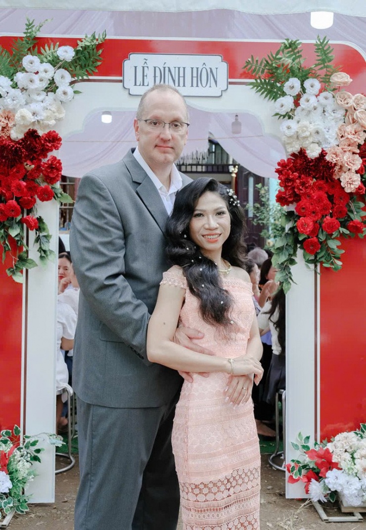 Cặp đôi làm lễ đính hôn trong sự chúc phúc của hai bên gia đình&nbsp;
