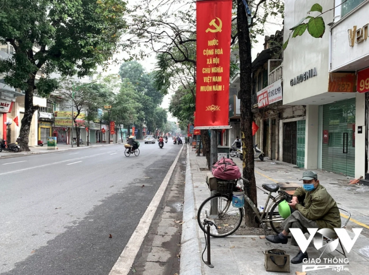 Nghề bơm vá xe đạp, xe máy trên phố ở Hà Nội sắp biến mất? - 1