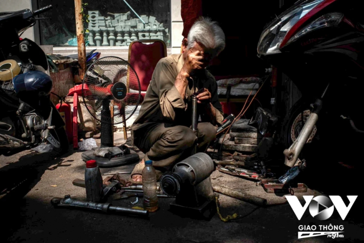 Nghề bơm vá xe đạp, xe máy trên phố ở Hà Nội sắp biến mất? - 3