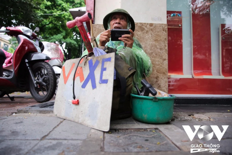 Nghề bơm vá xe đạp, xe máy trên phố ở Hà Nội sắp biến mất? - 4