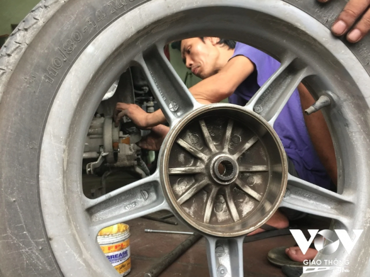 Nghề bơm vá xe đạp, xe máy trên phố ở Hà Nội sắp biến mất? - 6
