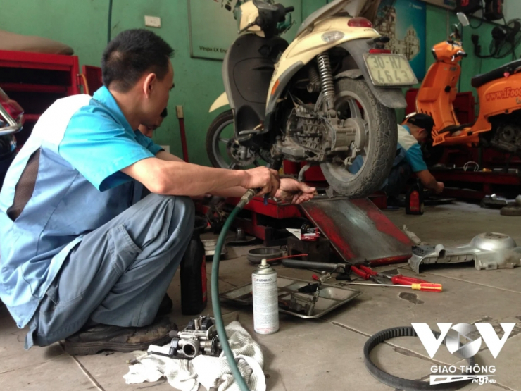 Nghề bơm vá xe đạp, xe máy trên phố ở Hà Nội sắp biến mất? - 7