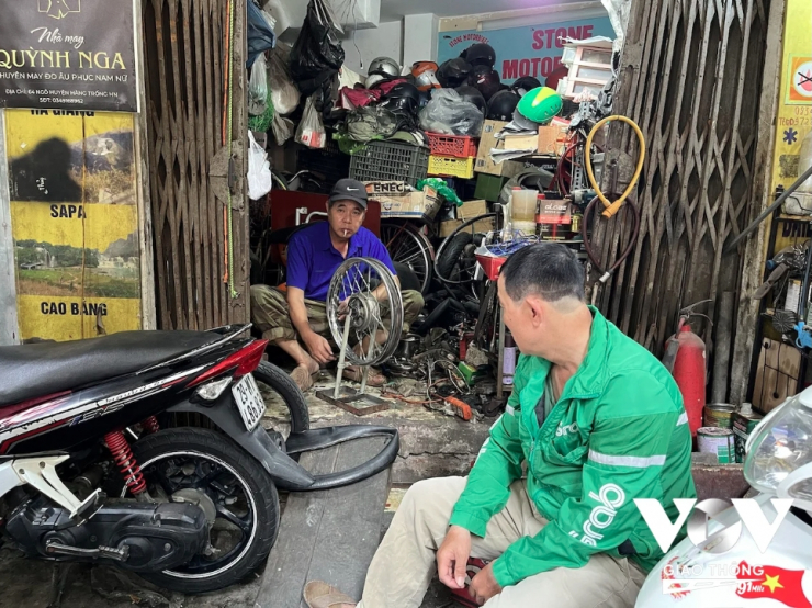 Nghề bơm vá xe đạp, xe máy trên phố ở Hà Nội sắp biến mất? - 8