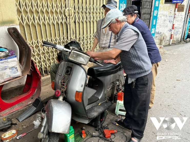 Nghề bơm vá xe đạp, xe máy trên phố ở Hà Nội sắp biến mất? - 9