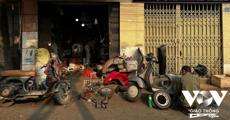 Nghề bơm vá xe đạp, xe máy trên phố ở Hà Nội sắp biến mất? - 10