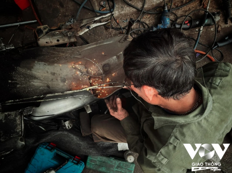 Nghề bơm vá xe đạp, xe máy trên phố ở Hà Nội sắp biến mất? - 11