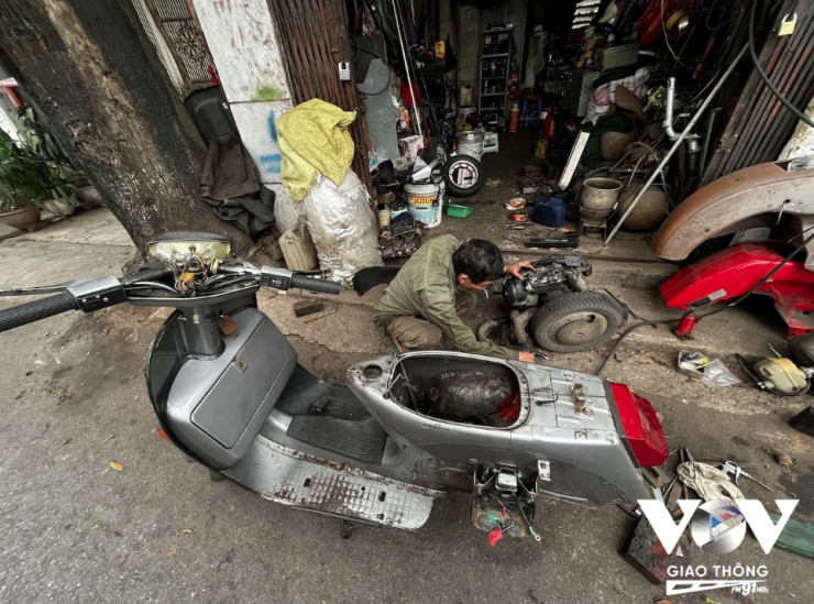 Nghề bơm vá xe đạp, xe máy trên phố ở Hà Nội sắp biến mất? - 12