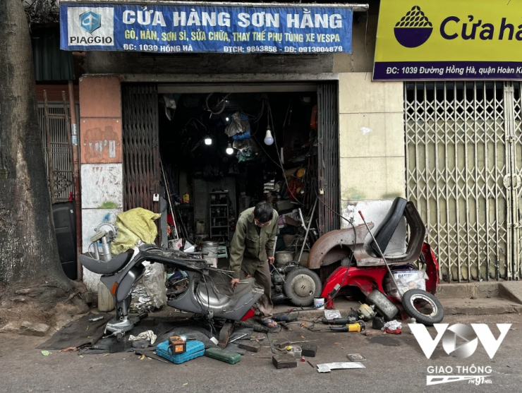 Nghề bơm vá xe đạp, xe máy trên phố ở Hà Nội sắp biến mất? - 13