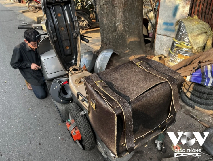 Nghề bơm vá xe đạp, xe máy trên phố ở Hà Nội sắp biến mất? - 14