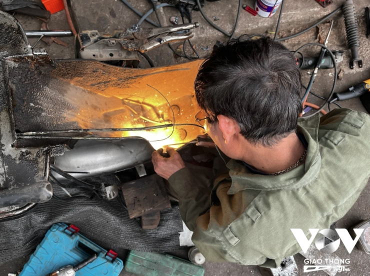 Nghề bơm vá xe đạp, xe máy trên phố ở Hà Nội sắp biến mất? - 15