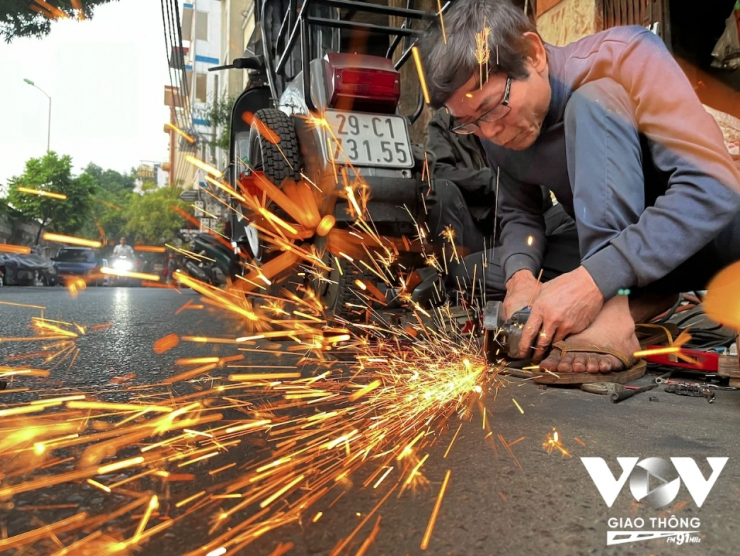 Nghề bơm vá xe đạp, xe máy trên phố ở Hà Nội sắp biến mất? - 16