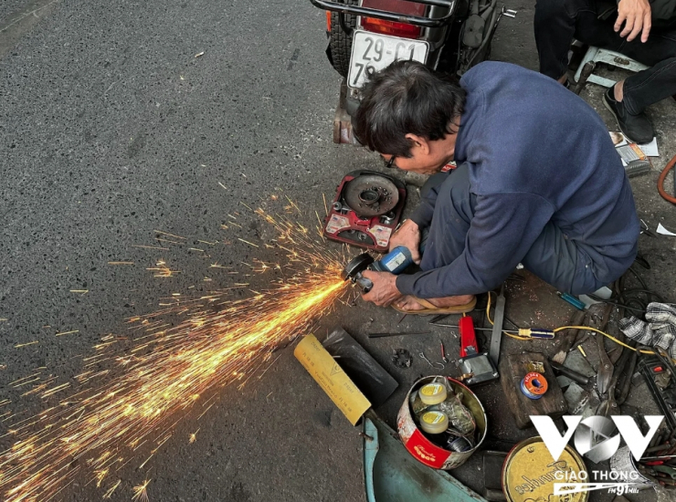 Nghề bơm vá xe đạp, xe máy trên phố ở Hà Nội sắp biến mất? - 17