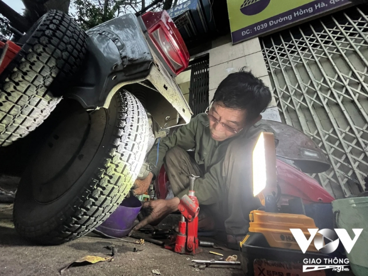 Nghề bơm vá xe đạp, xe máy trên phố ở Hà Nội sắp biến mất? - 18
