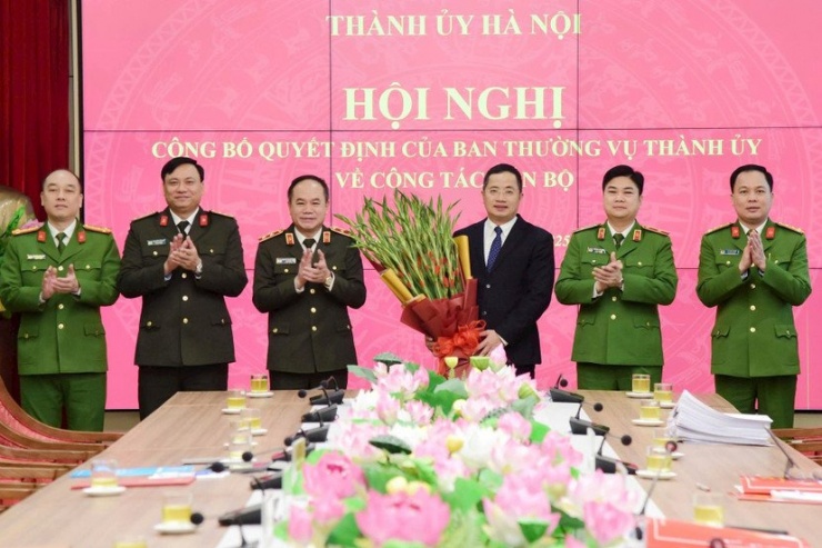Ban Giám đốc Công an Thành phố Hà Nội chúc mừng Thiếu tướng Nguyễn Thành Long nhận nhiệm vụ công tác mới. Ảnh: Viết Thành