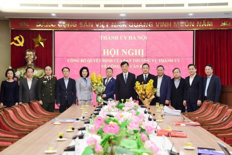 Các đồng chí lãnh đạo thành phố với hai đồng chí nhận nhiệm vụ công tác mới. Ảnh: Viết Thành