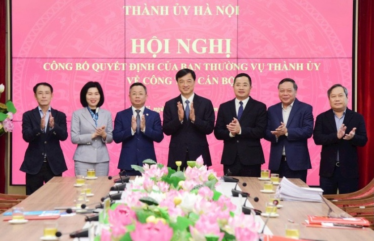 Các đồng chí Thường trực Thành ủy với tân Chánh Văn phòng Thành ủy Nguyễn Thành Long và tân Chánh Văn phòng Đoàn đại biểu Quốc hội và HĐND thành phố Trần Thanh Hà. Ảnh: Viết Thành