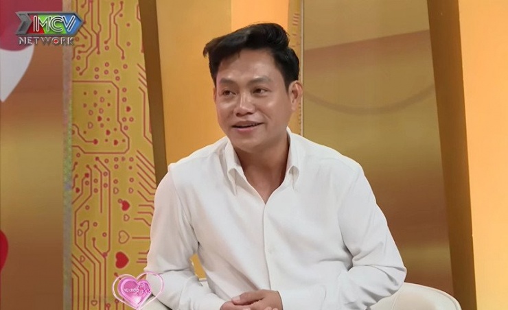 Anh Mạnh hạnh phúc khi có 5 người con. Ảnh cắt từ clip