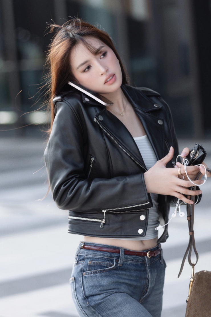 Trong bộ hình đua trend "trạm tỷ" mới đây, Hoa hậu Trần Tiểu Vy gây sốt với trang phục xuống phố vừa năng động, vừa trẻ trung, thời thượng.