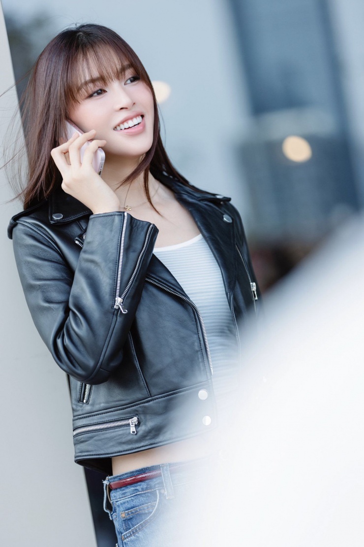 Ngay sau đó, nhiều fan hâm mộ đã hỏi về mẫu áo da của nàng hậu để "đu trend cùng thần tượng". Được biết, mẫu áo khoác da của Hoa hậu Trần Tiểu Vy thuộc thương hiệu Sandro của Pháp, mang đến sự khoẻ khoắn, năng động nhưng vẫn thanh lịch, quyến rũ.