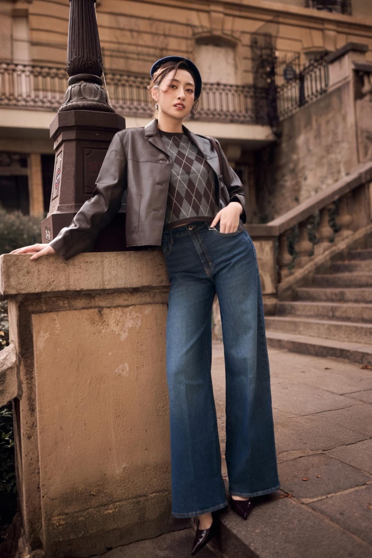 Lương Thùy Linh mang đến điểm nhấn khác biệt trong bộ trang phục sang trọng, tối giản, mang hơi hướng cổ điển.