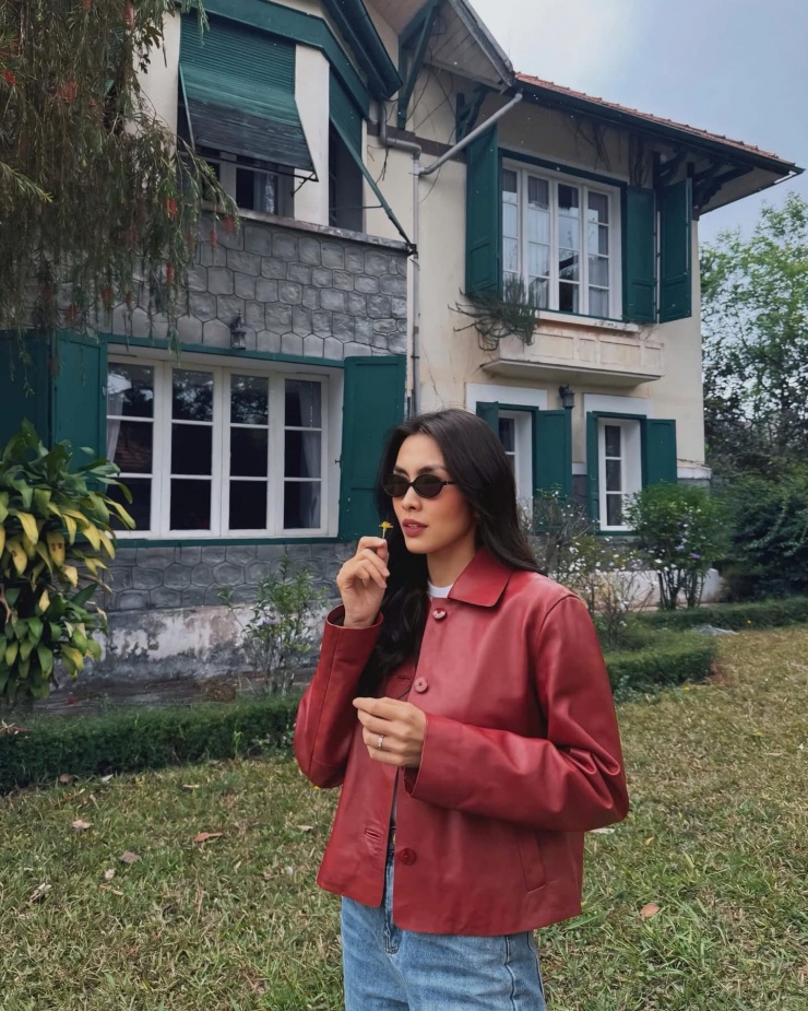 Sự lựa chọn của Tăng Thanh Hà cũng mang đến sự học hỏi cho chị em với mẫu áo da màu đỏ đô của thương hiệu Mango.