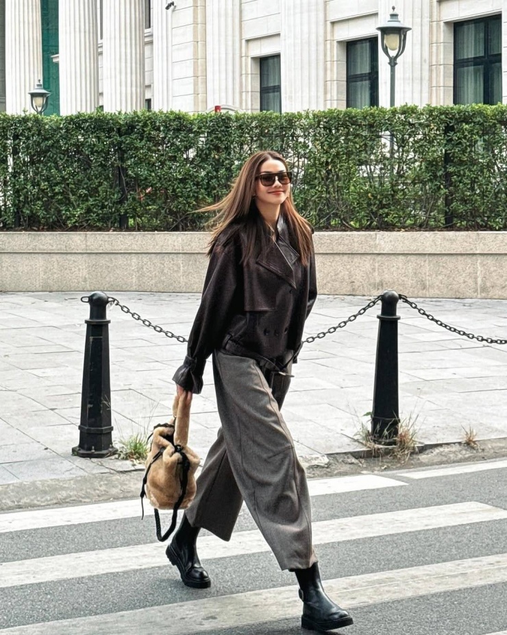 Áo da luôn là lựa chọn hoàn hảo cho phong cách tối giản, đồng thời mang đến sự năng động và năng lượng cho siêu mẫu Thanh Hằng khi lựa chọn áo khoác da xuống phố mùa đông.